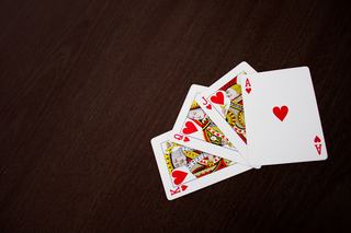 Le matériel nécessaire pour une partie de rami : combien de jeux de cartes prévoir