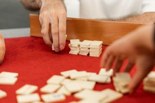 Tuiles numérotées d'un jeu d'okey posées sur un chevalet