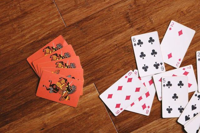 Photo d'illustration : un paquet de cartes posé sur une table en bois
