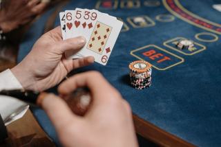 Trois joueurs assis autour d'une table pendant une partie de cartes
