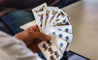Combinaisons de cartes posées sur une table pendant une partie de rami voleur