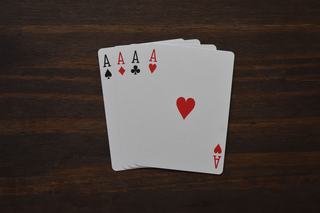 Rummy 500 : règles, points et écarts avec le rami français
